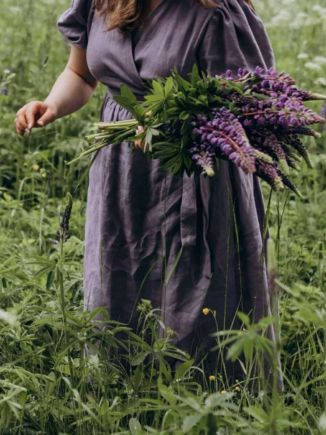 Violetas kleitas detaļa